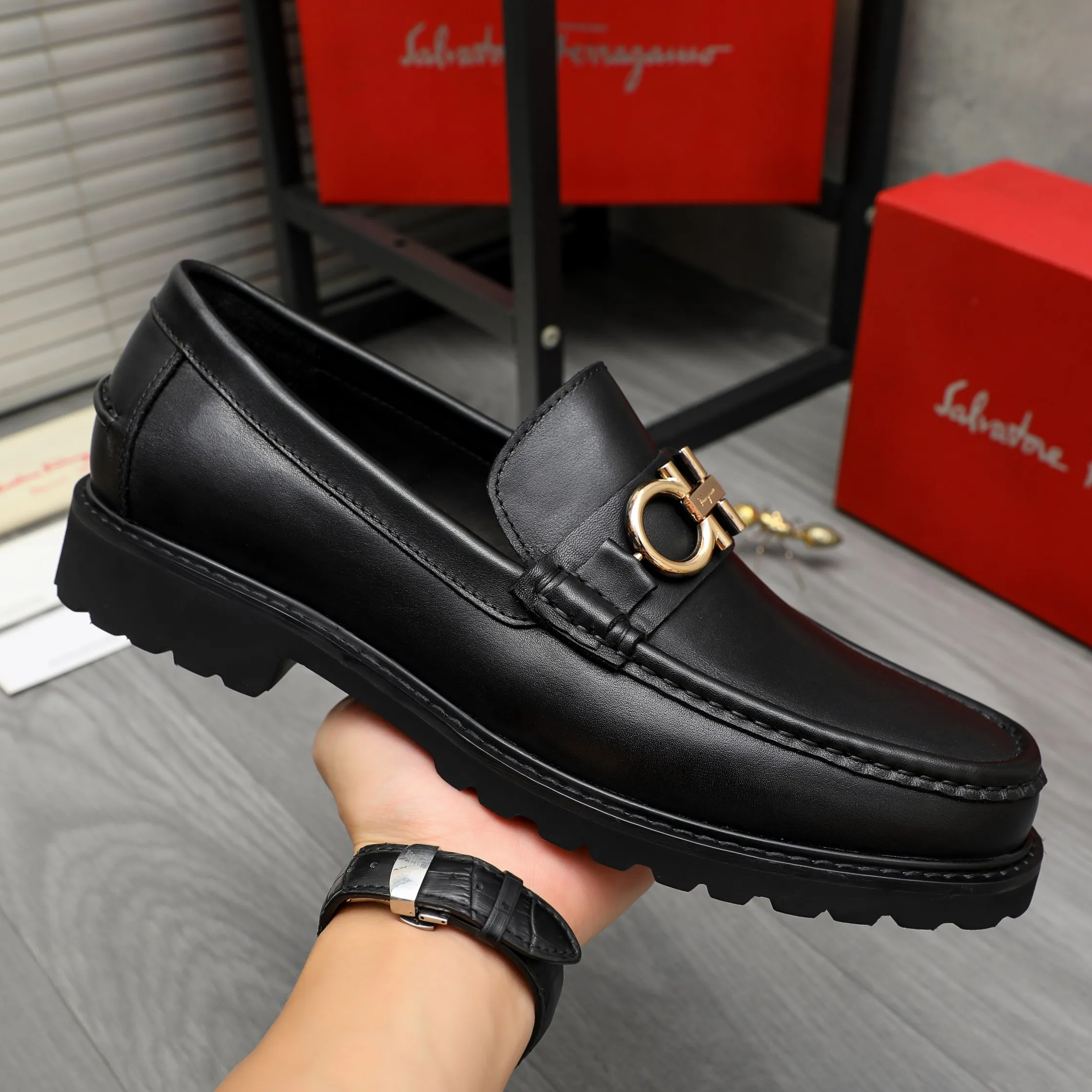 Men's shoes 💰442 Product trademark: Ferragamo "Ferragamo" business formal leather shoes Regular size: 38-46 (45.46 custom-made and non-refundable) Product materials: Selected high-quality cowhide upper, cowhide lining, non-slip rubber outsole